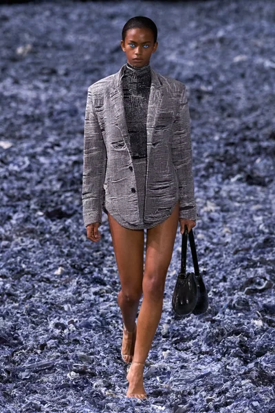 Look 10
